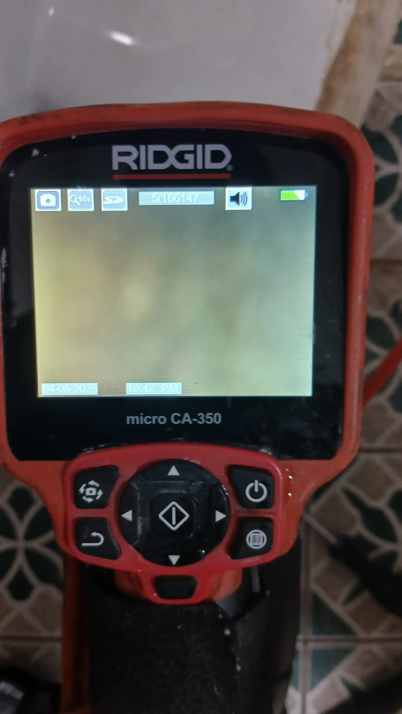 부평동 빌라 화장실 하수구 내부를 확인하는 RIDGID 배관 내시경 모니터 화면