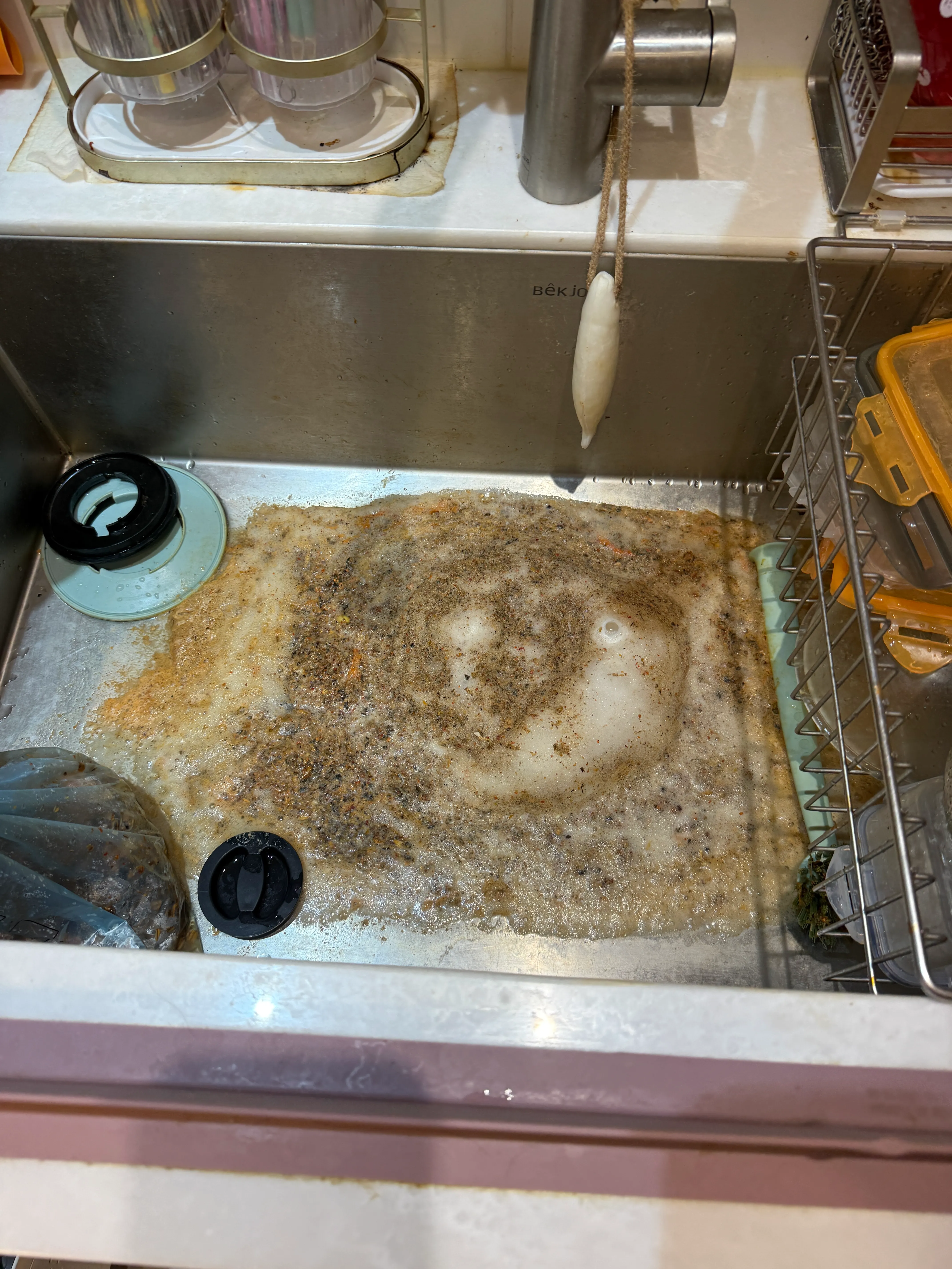 강화군 하수구 막힘 거품과 음식물 찌꺼기가 싱크볼 위로 역류한 현장