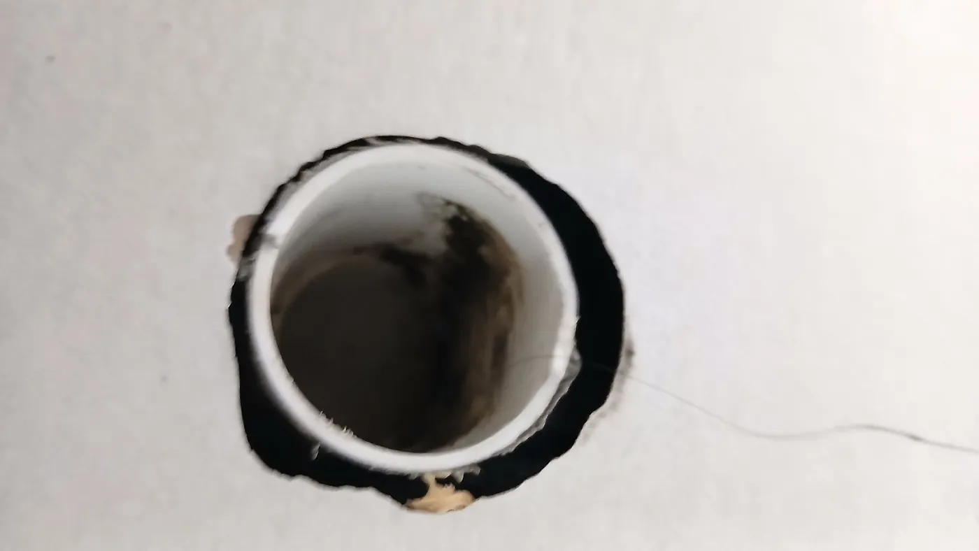 당하동 깨끗하게 점검된 하얀색 PVC 하수관 입구