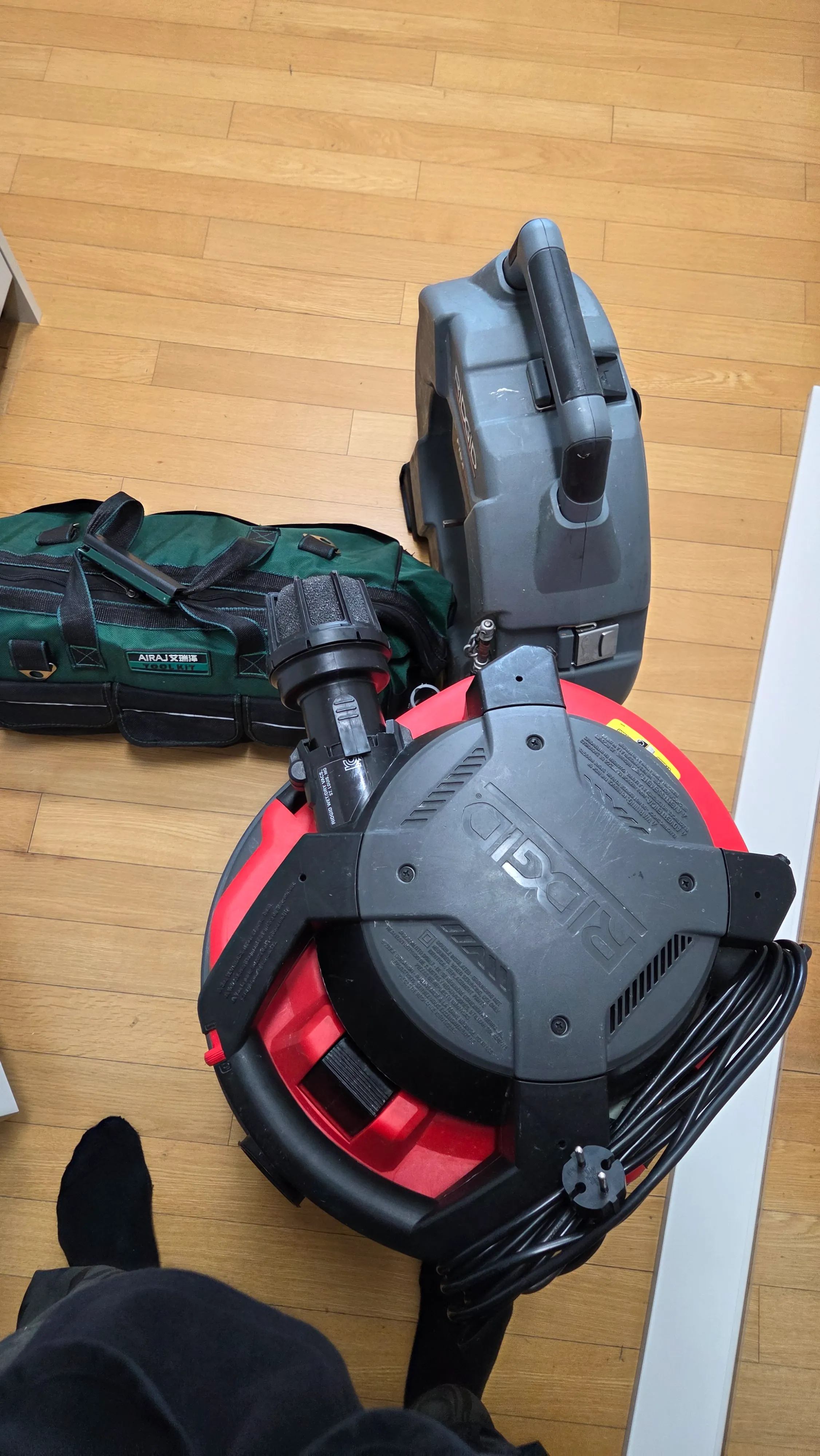 작전동 아파트 거실 마루에 세팅된 RIDGID 석션기 및 내시경 릴 장비