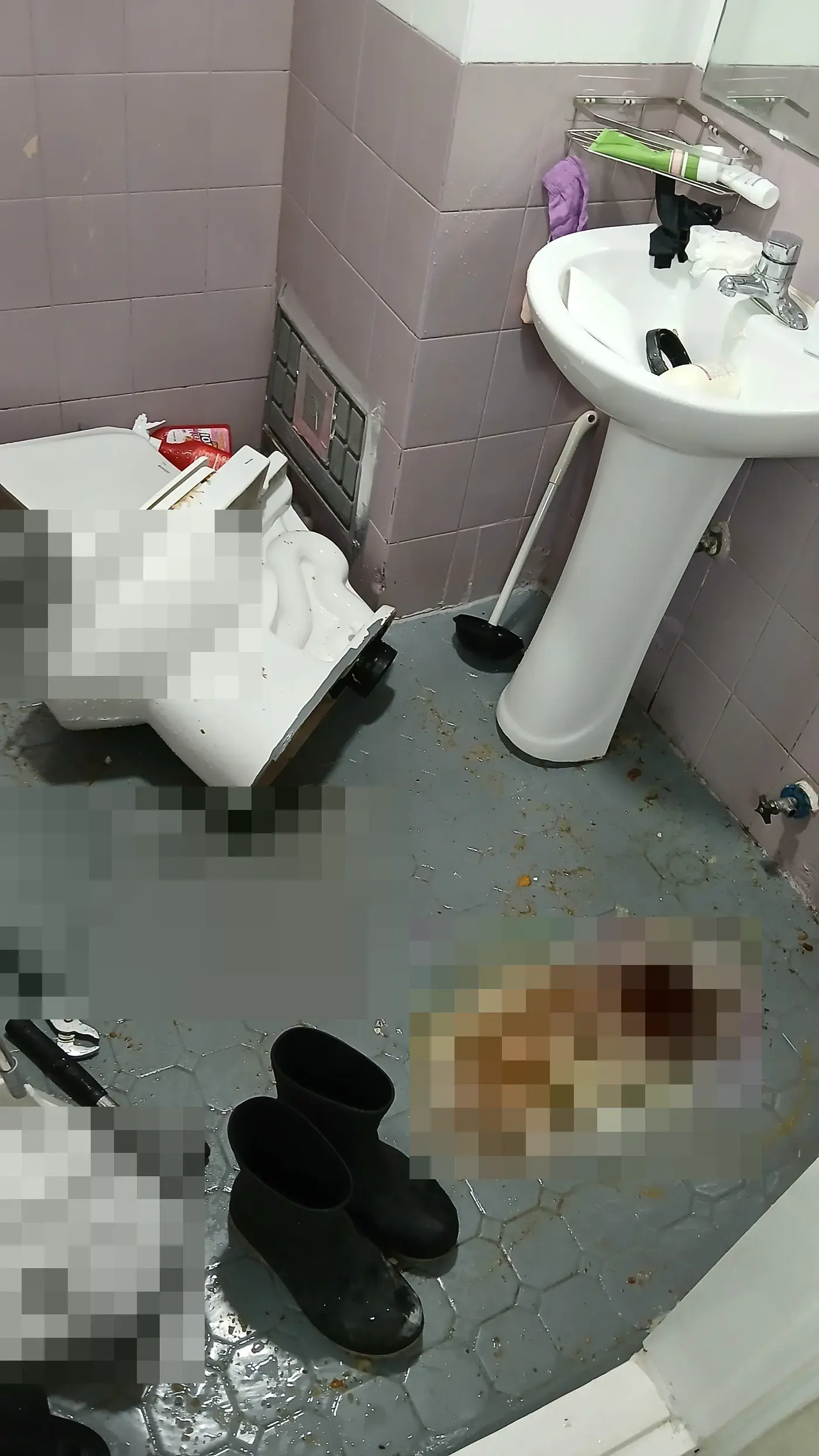 변기를 탈거한 뒤 드러난 주안동 빌라 화장실 바닥 오수관 입구