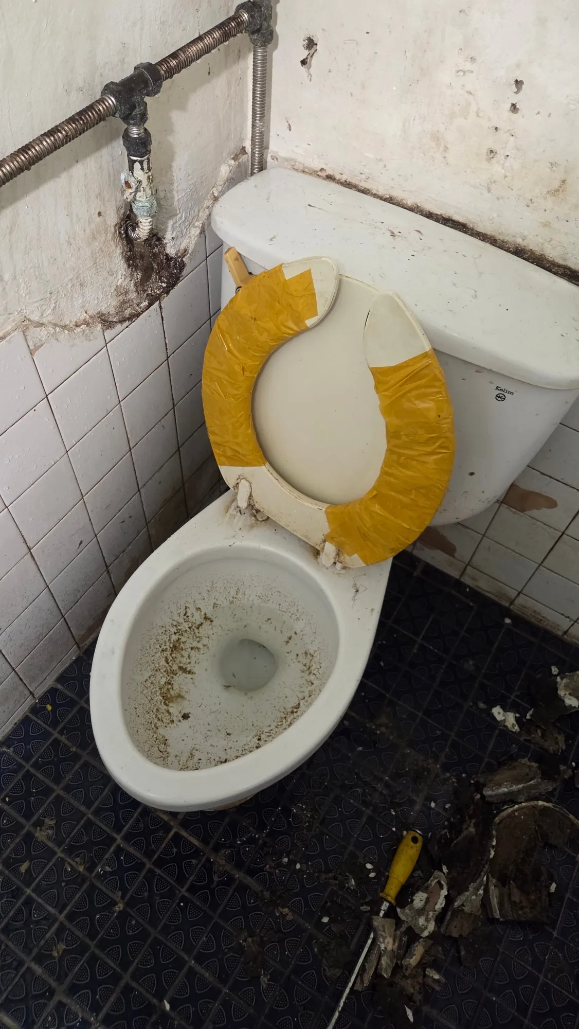 미추홀구 상가 화장실의 막힌 변기와 노후된 벽면 배관
