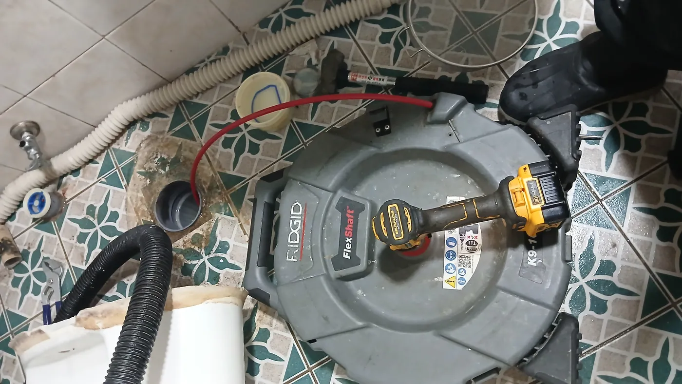 RIDGID FlexShaft 장비로 만수동 세면대 배수구 내부를 스케일링하는 모습