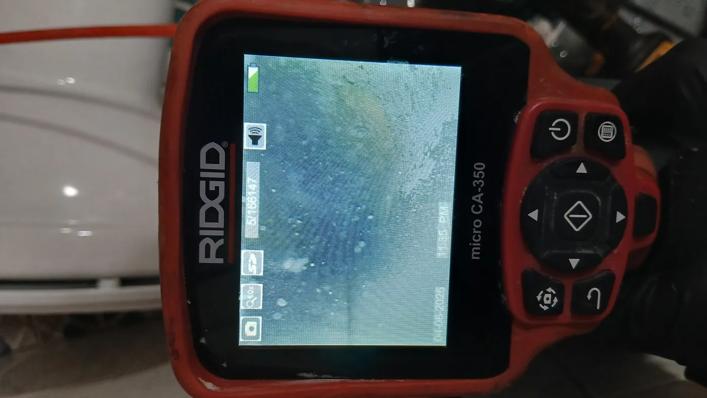 RIDGID 내시경 화면으로 스케일링 후 배관 내부 상태를 재확인하는 모습