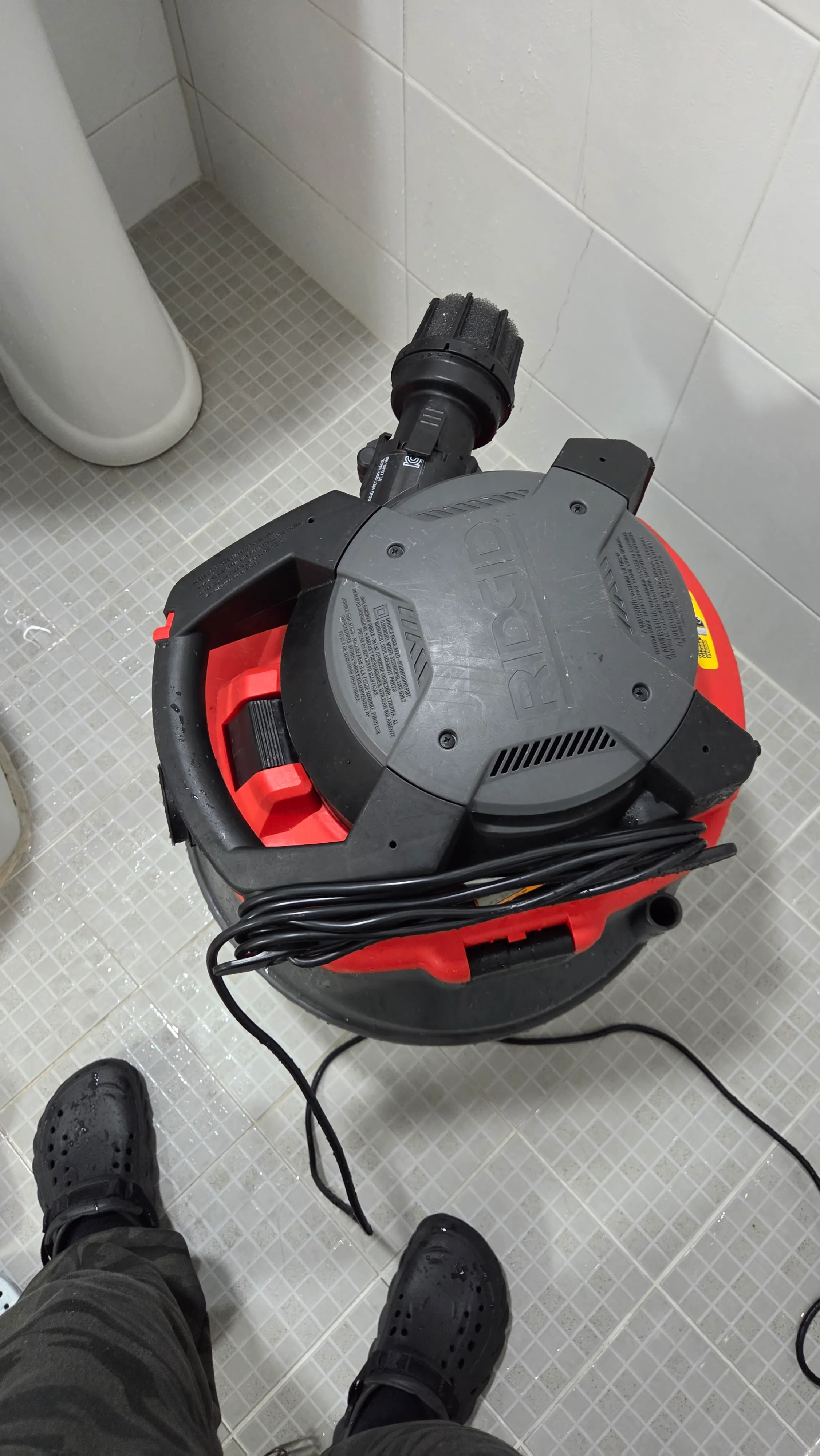 옹진군 변기 막힘 해결을 위해 화장실에 세팅된 RIDGID 대용량 석션 장비