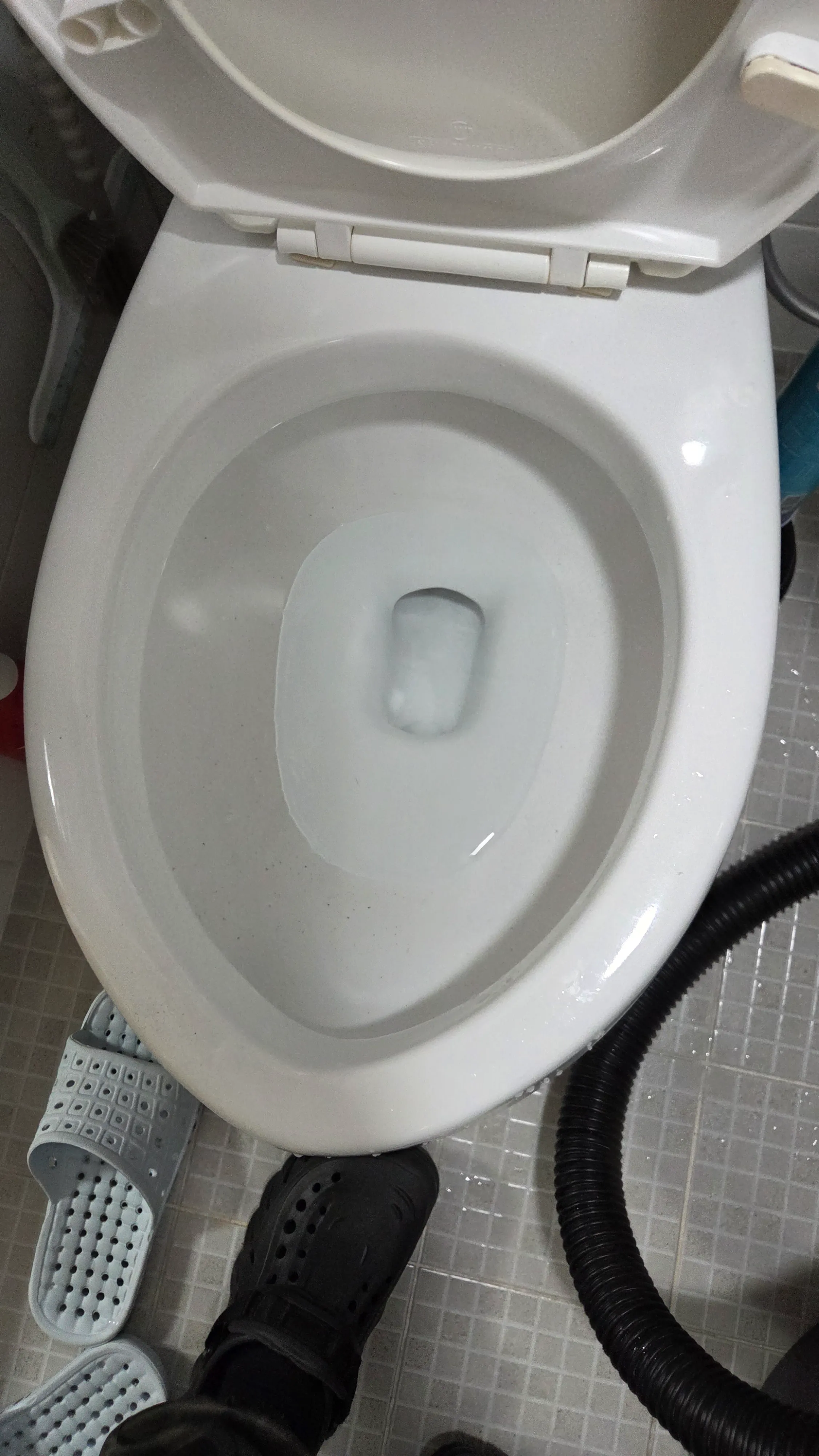 막힘이 완벽히 해결되어 맑은 물이 고여있고 시원하게 내려가는 화장실 변기