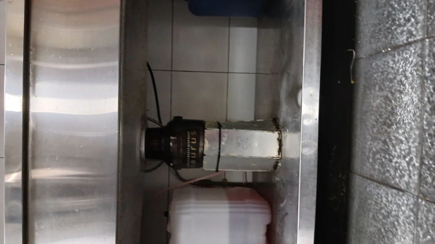 을지로 식당 주방 대형 싱크대 하부 트랩과 역류 흔적