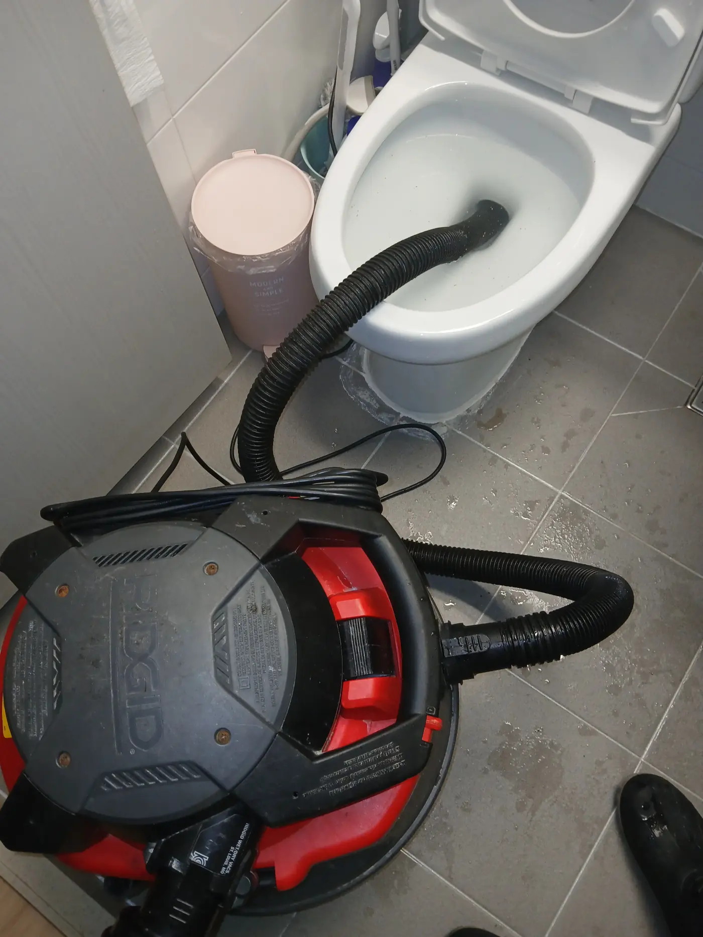 리디지(RIDGID) 건습식 청소기를 이용한 양변기 석션