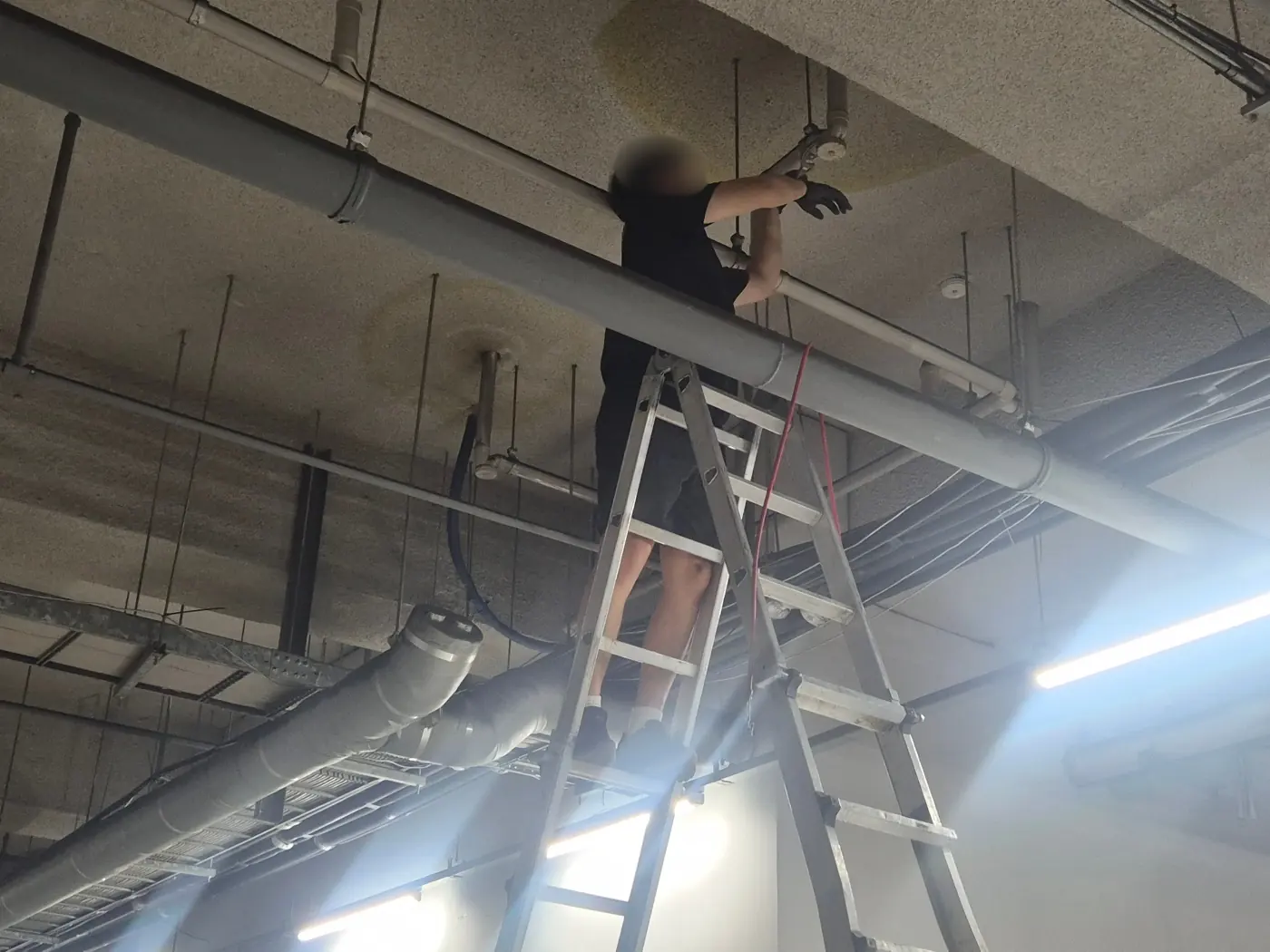 상가 빌딩 지하 주차장 천장 메인 횡주관 정비